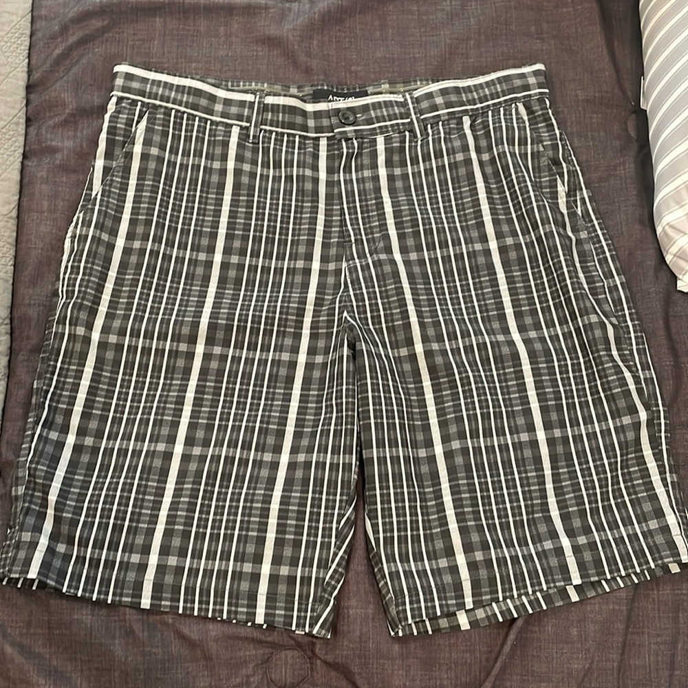 Apt 9 size 36 black and white shorts - like new condition